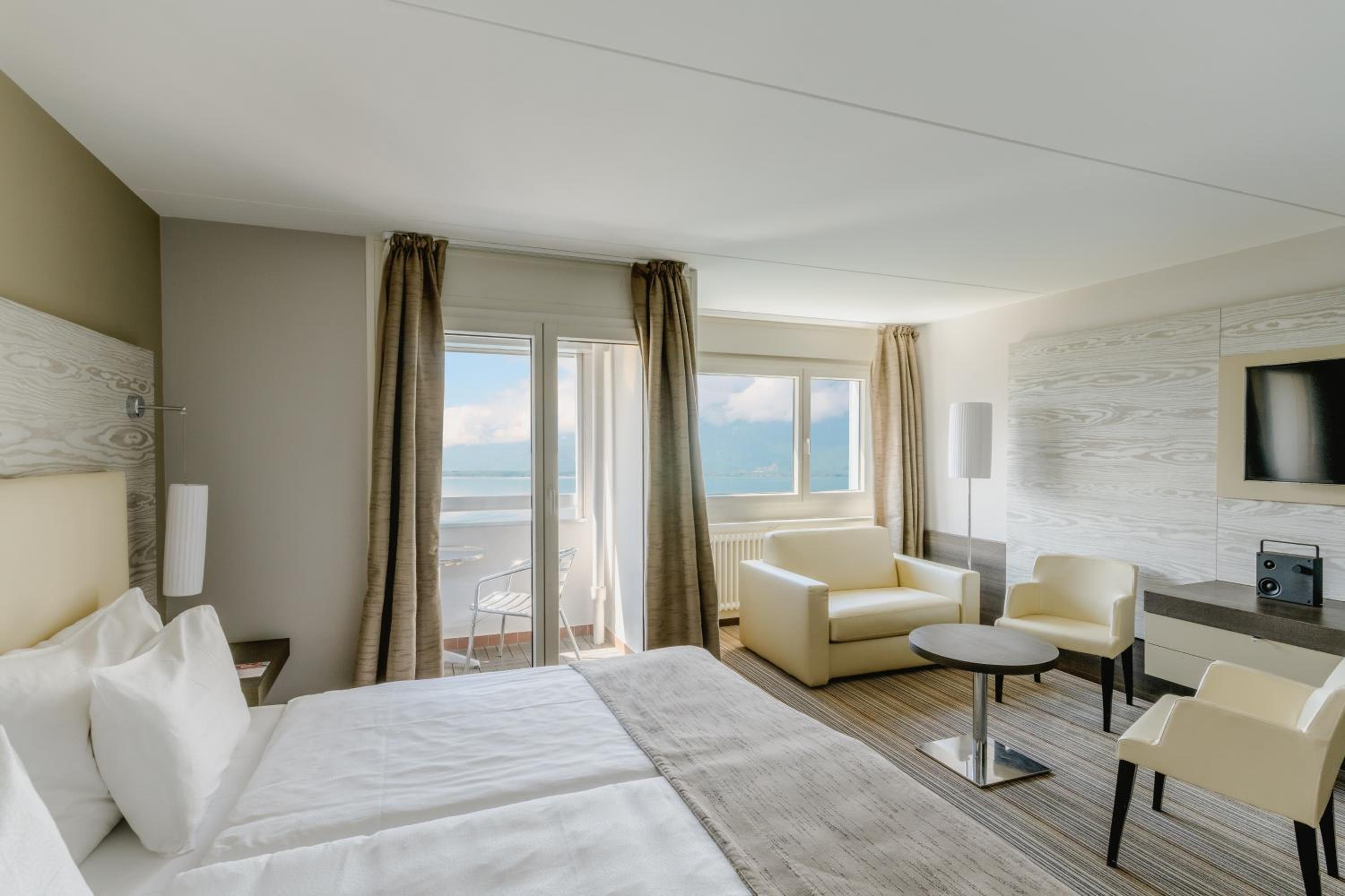 Classy, Junior Suite, Queen Bed, Lake View, Sofa, Balcony