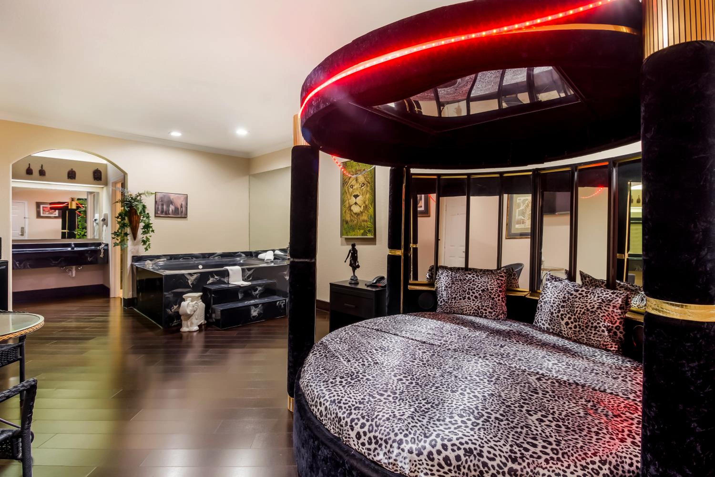 ROOM, KING BED, JETTED TUB