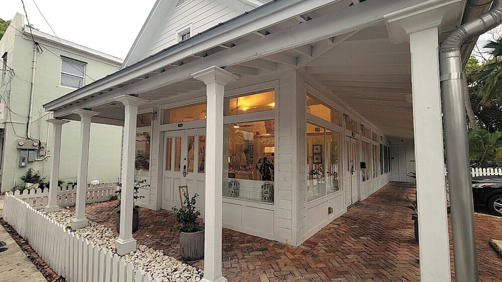 The Paradise Inn Adults Only 2/75
