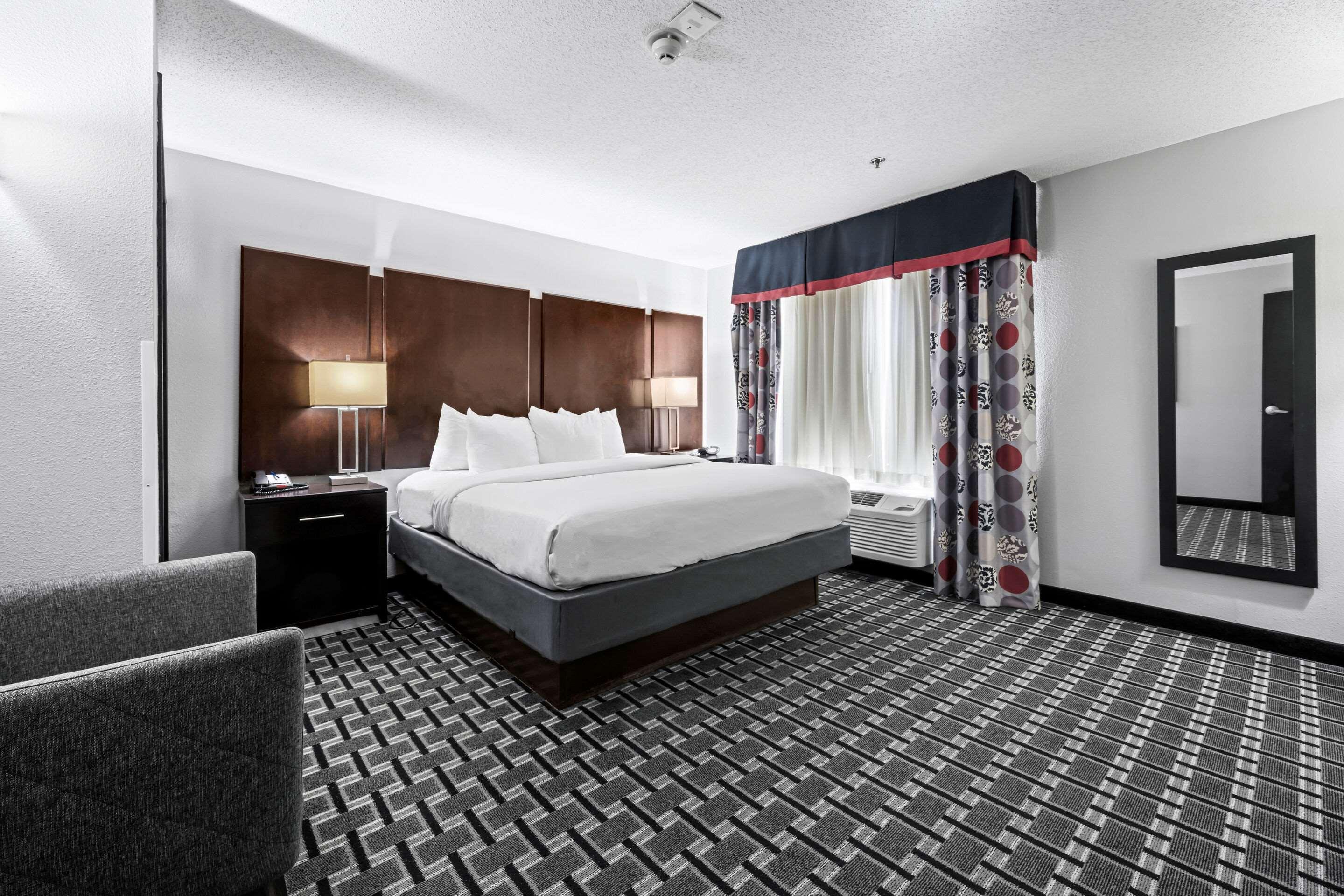 SUITE, KING BED, ACCESSIBLE