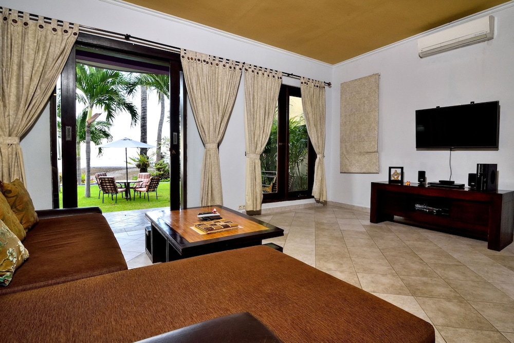 Dolphin Beach Bali 35/63
