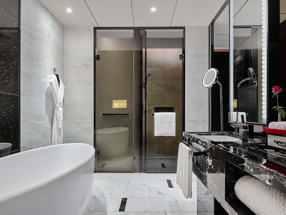 Sofitel Guangzhou Sunrich 74/76