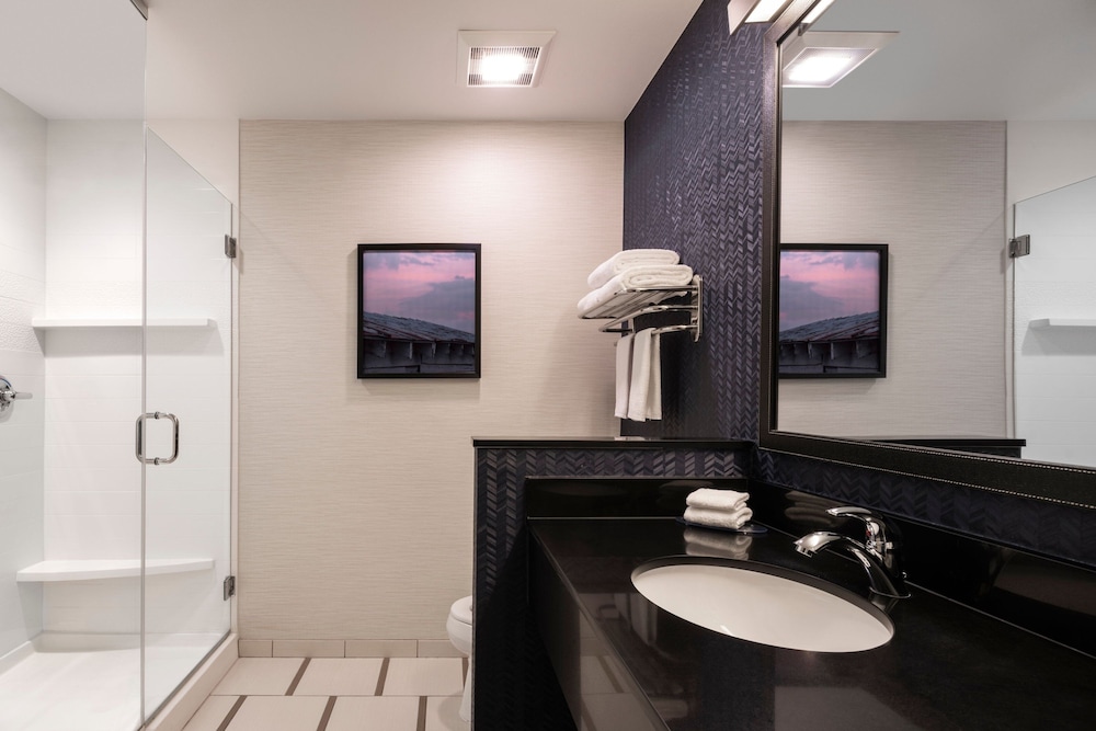 Suite, King Bed, Sofa, Accessible