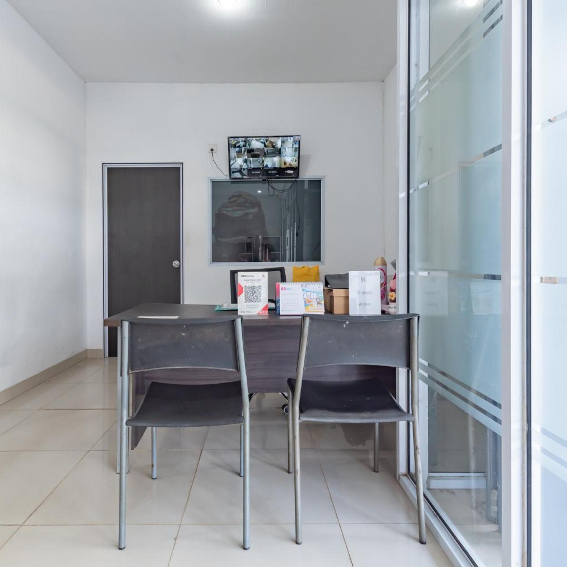 RedDoorz Plus near Kepri Mall 34/44