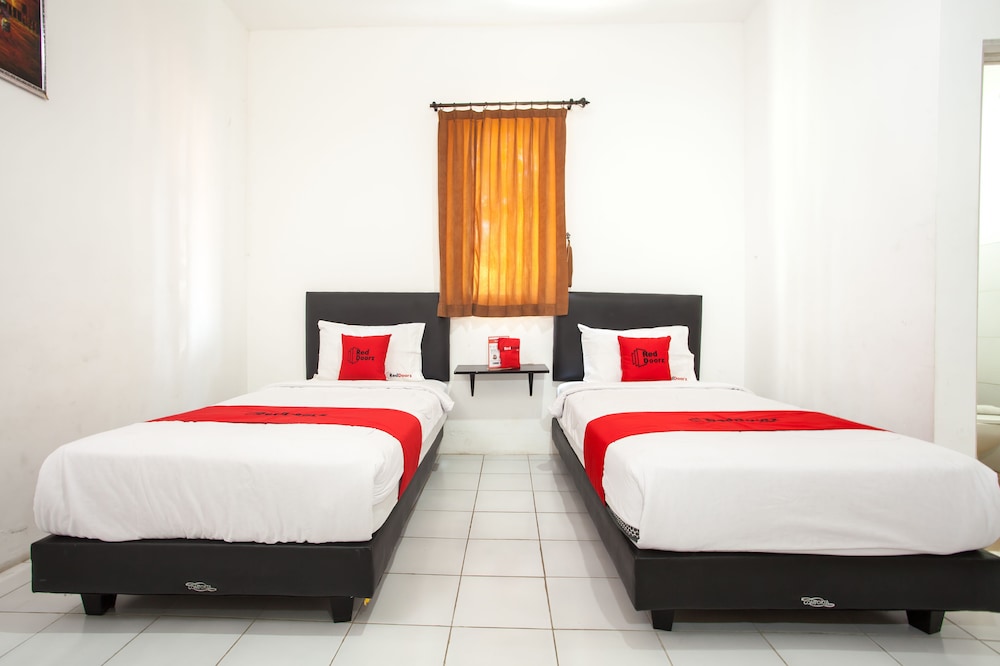 RedDoorz Plus near Galaxy Mall 13/39