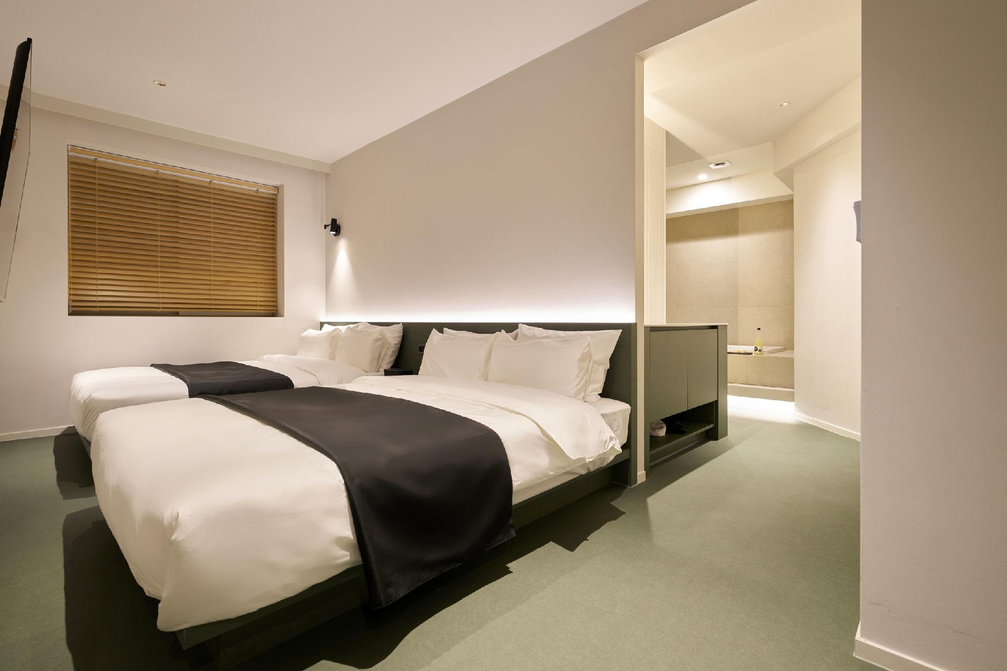 October Hotel 26/80