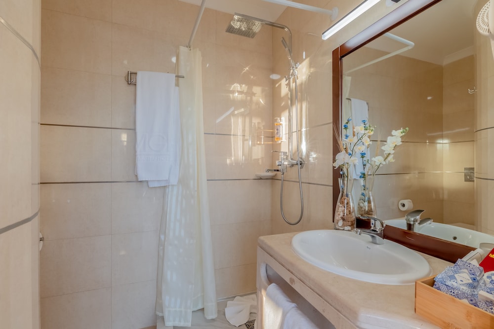 Monicca Collection Suites and Residences 71/74