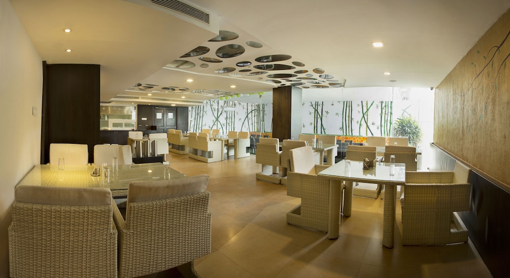 OYO Premium Airport Avinashi Road 13/17