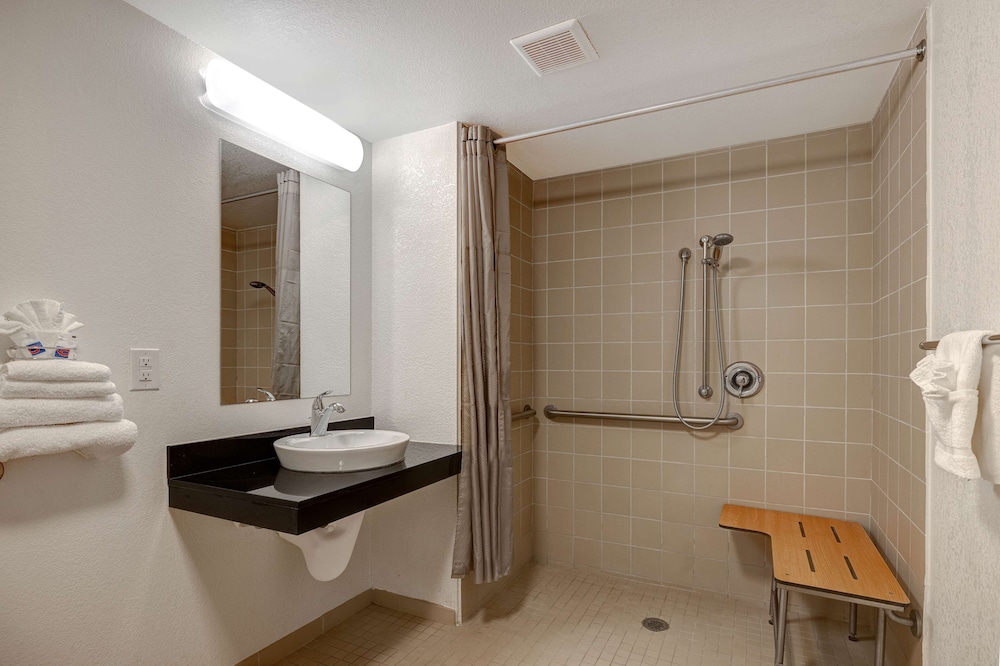 Motel6 Lakeville, MN - South - Lakeville 55/59