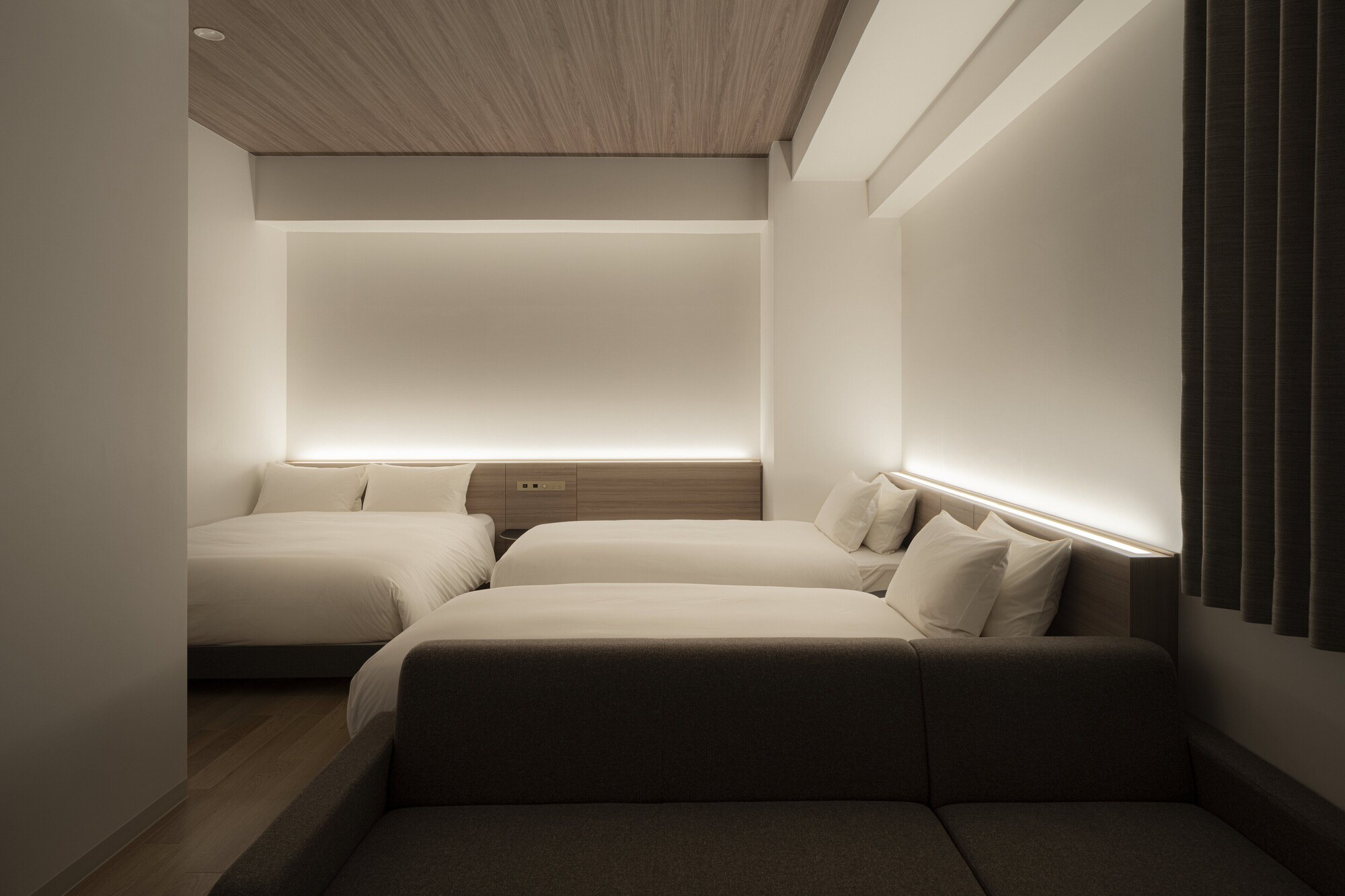 ROOM, QUADRUPLE