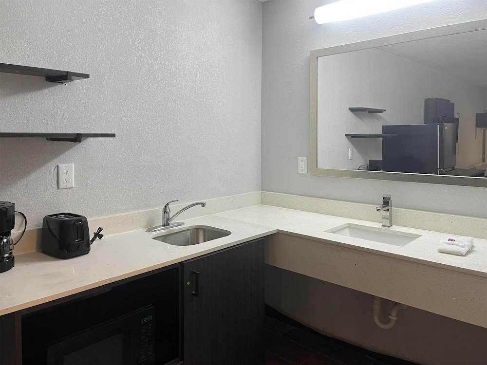 Studio6 Suites Hurricane, WV 38/41