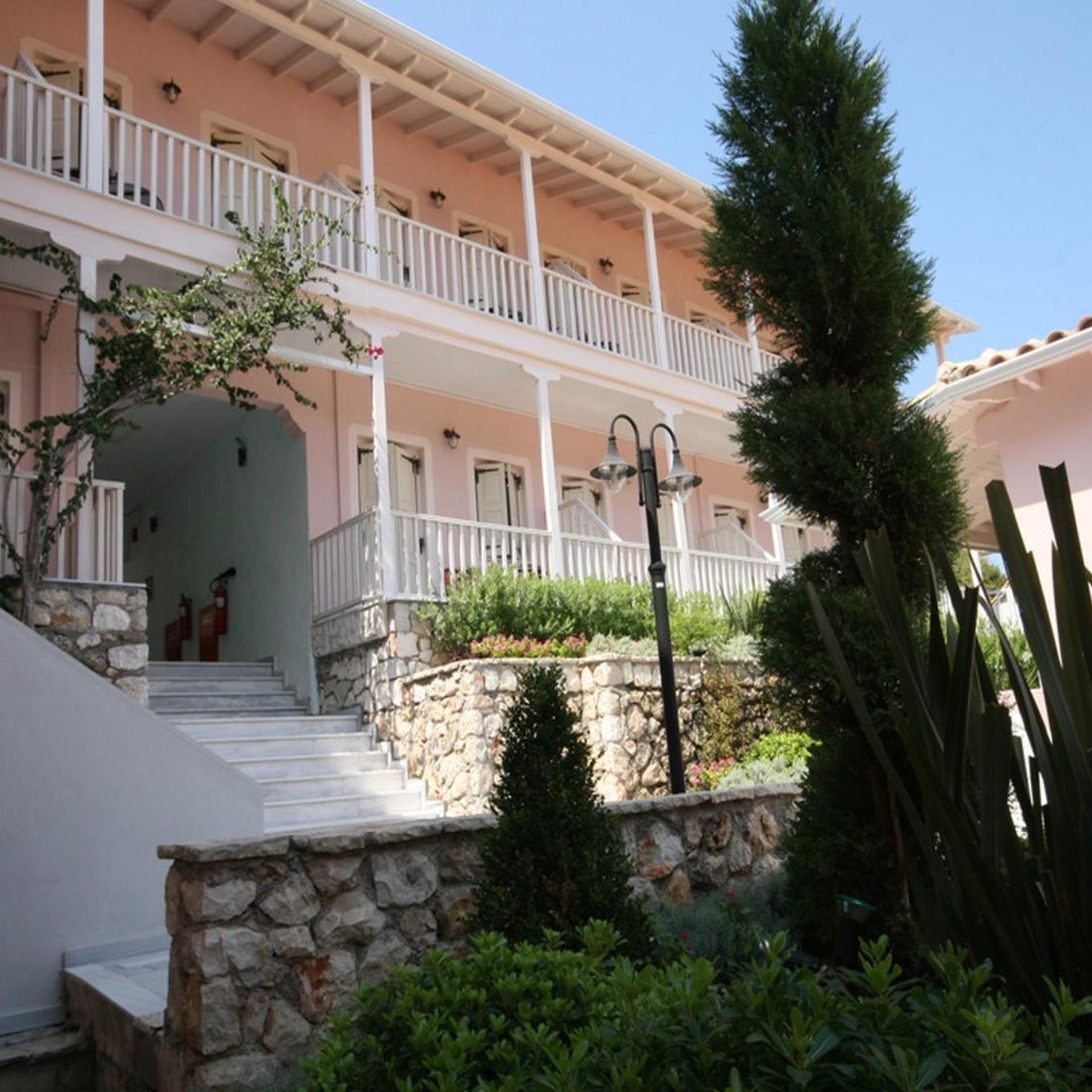 Ionis Hotel 37/42
