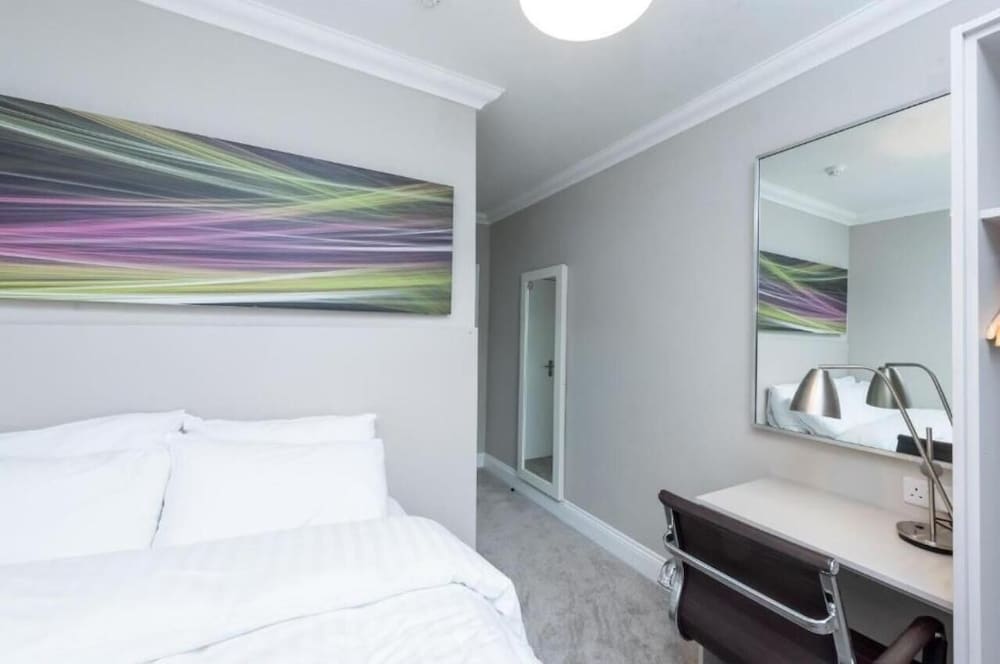 Uno Hotel Heathrow Windsor 8/28