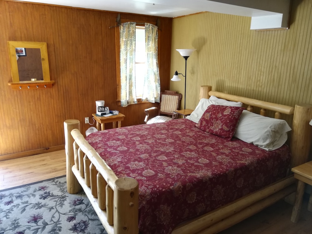 Hut, Queen Bed