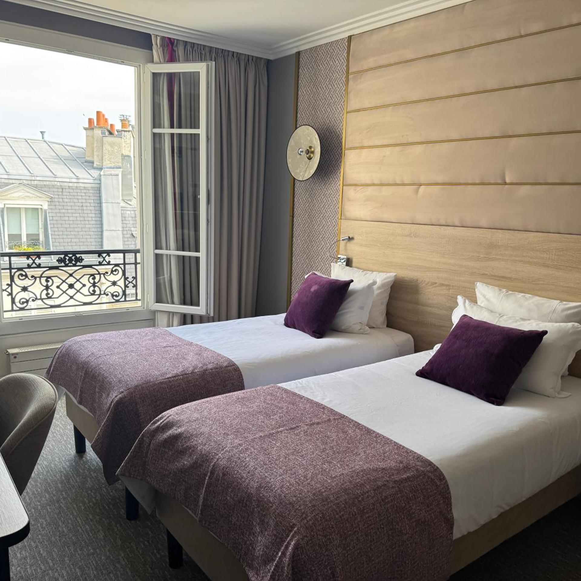 ROOM, TWIN BEDS