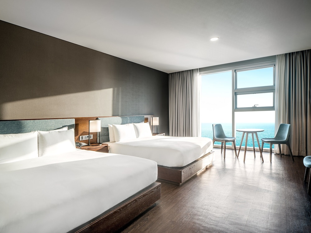 غرفة ديلوكس بسريرين مزدوجين بإطلالة جزئية على البحر، Hotel Tops 10 4/10