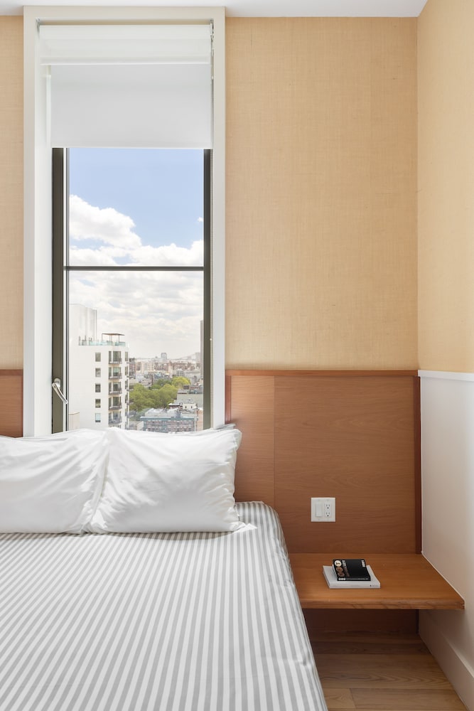Sky, Queen Bed