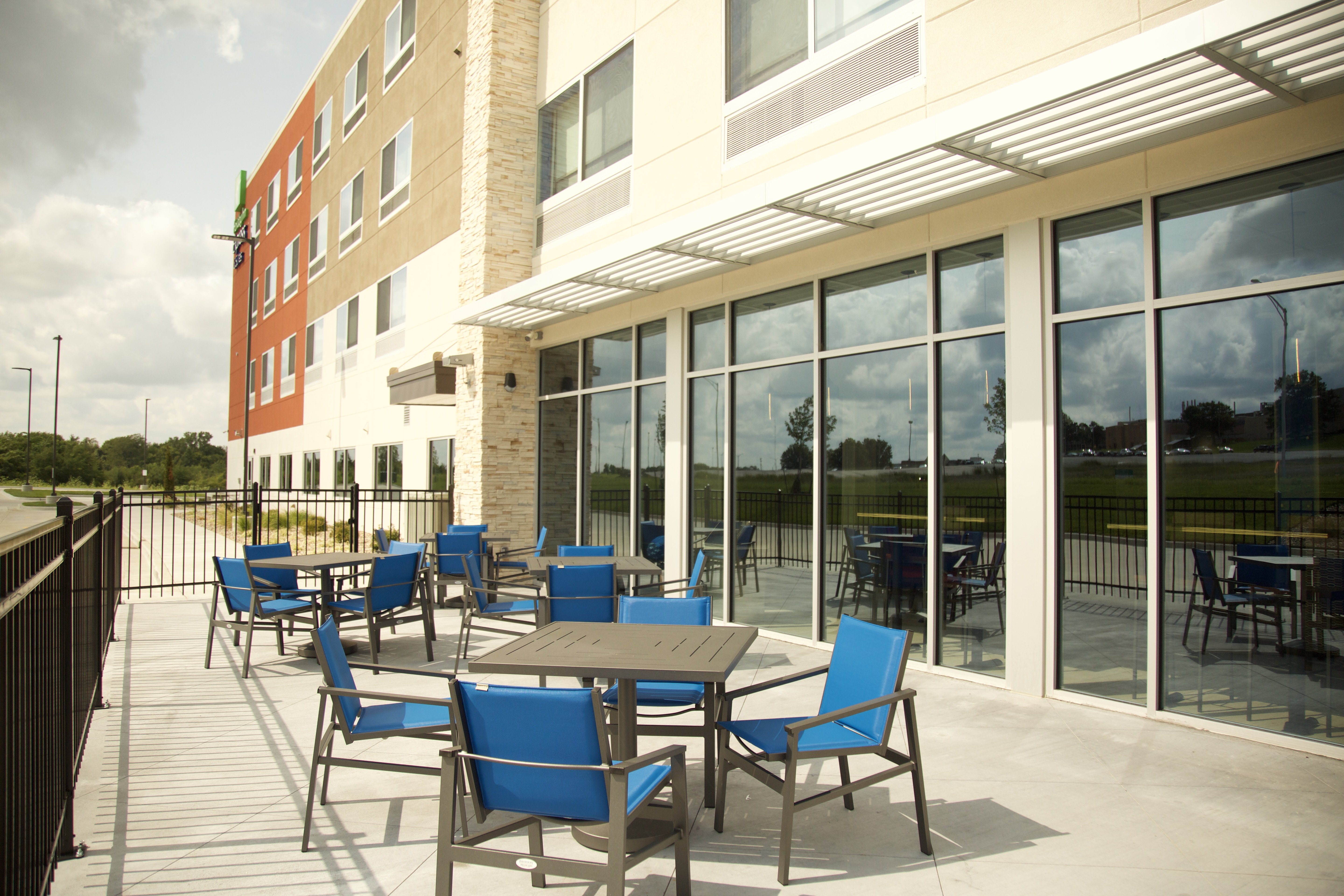 HOLIDAY INN EXPRESS & SUITES KANSAS CITY - LEE'S SUMMIT 24/30