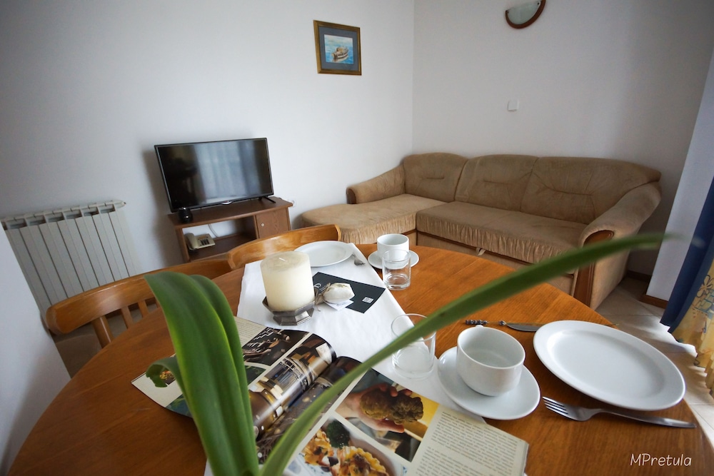 APARTMENTS AND ROOMS DEGRA 34/49
