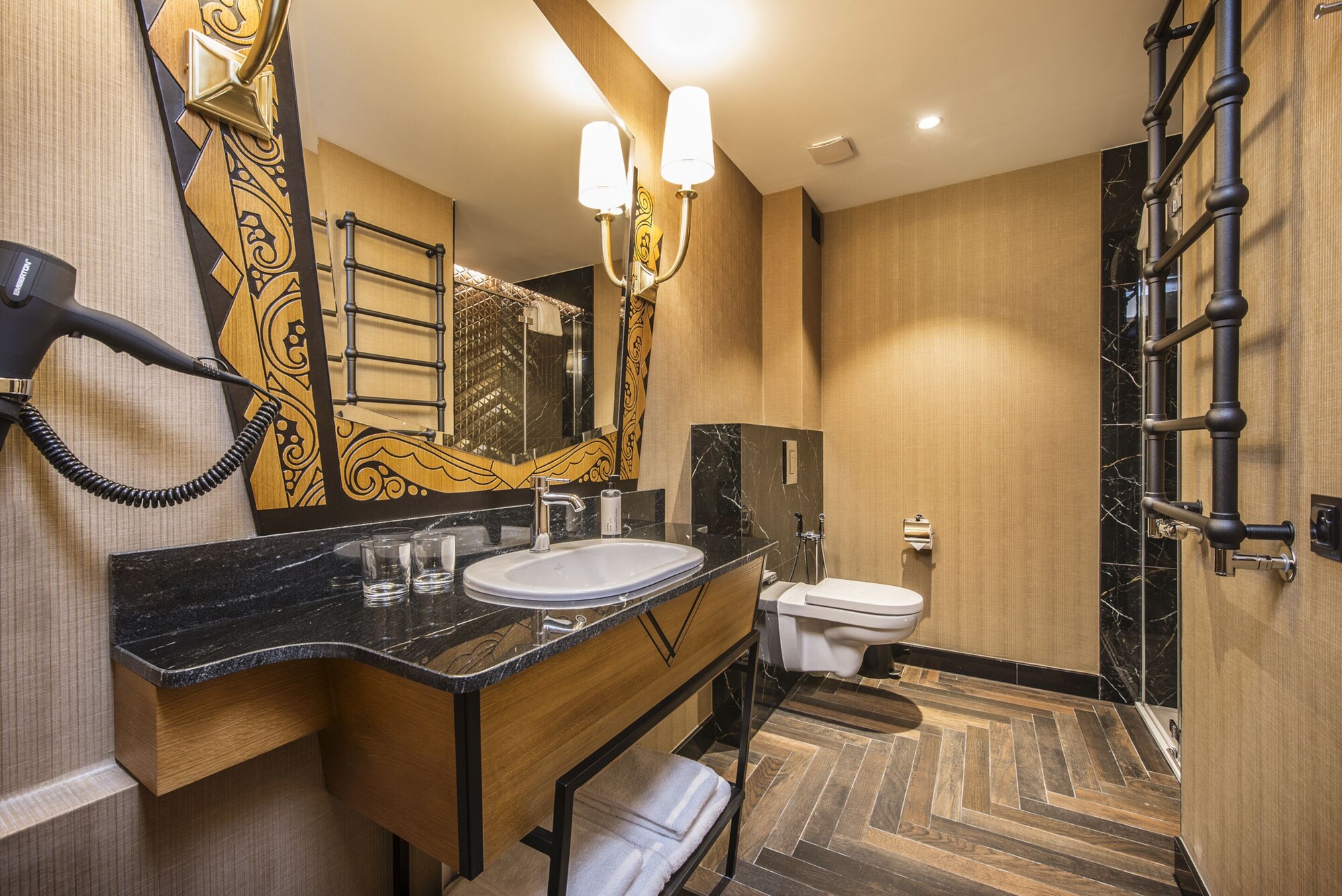DELUXE, DOUBLE OR TWIN BED, MOUNTAIN VIEW
