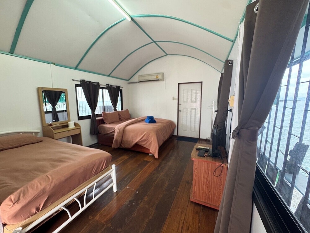 Boat, House, 1 King and 1 Single Beds