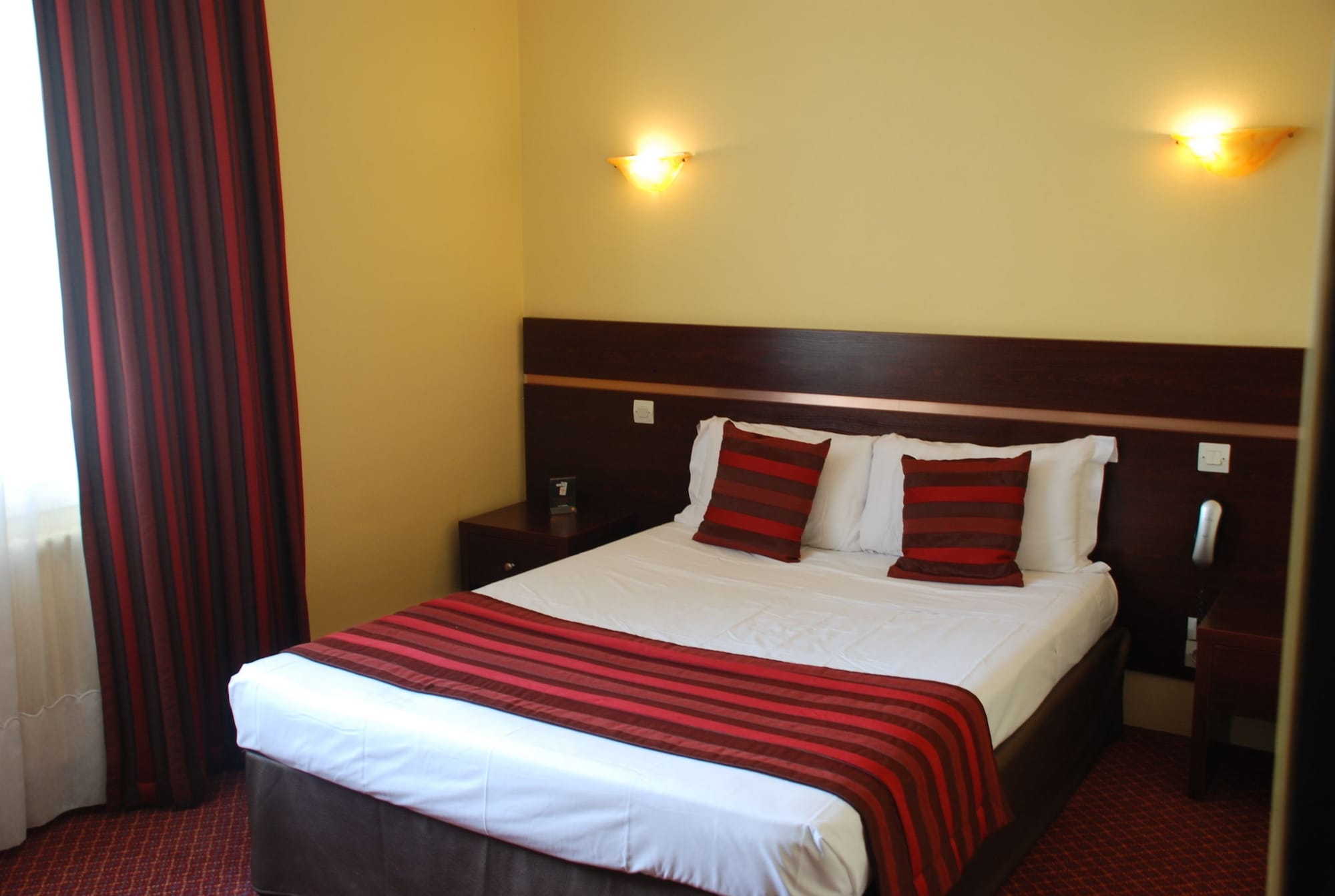 غرفة كومفورت بسرير مزدوج، Hotel the Originals Lisieux Cathedrale 2/3
