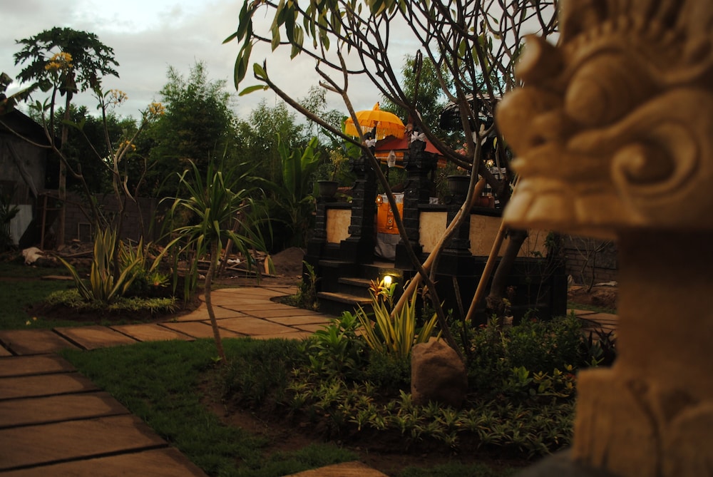 Trijaya Guest House 66/72