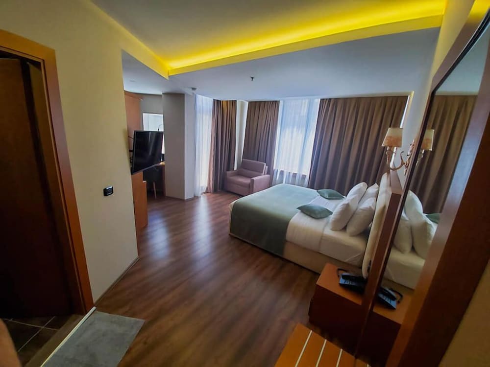 Albanopolis Hotel 33/60