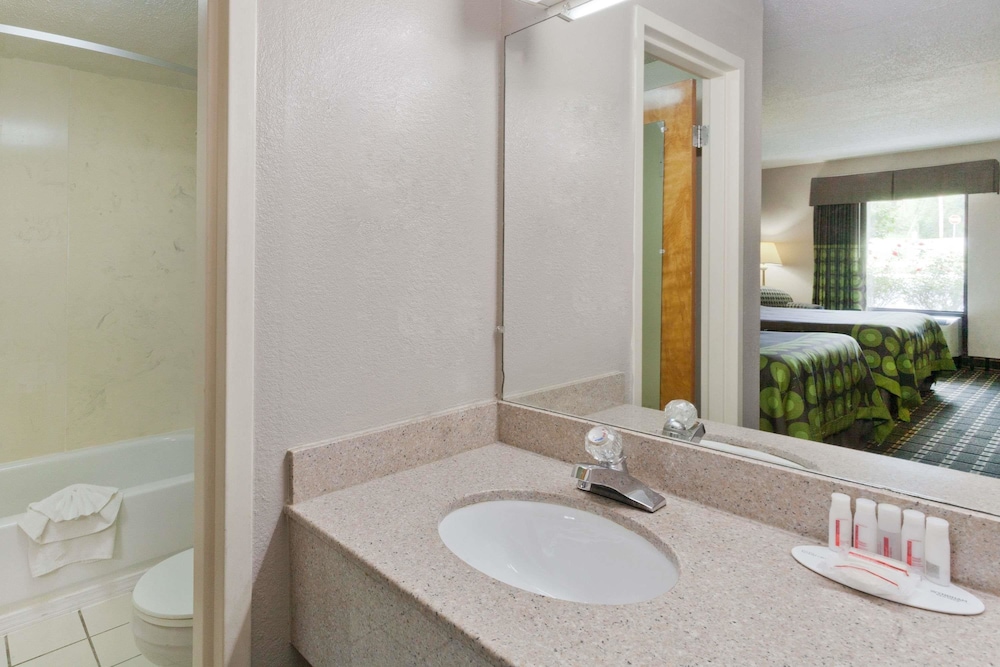 Super 8 By Wyndham Knoxville West/Farragut 9/48