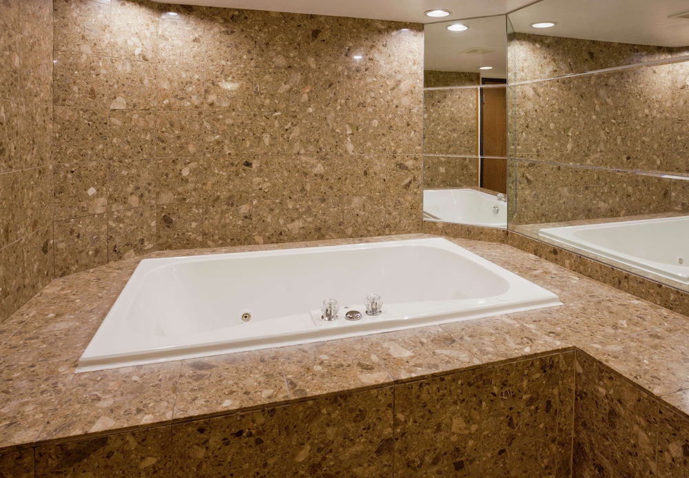 Hampton Inn Duluth Canal Park 32/77