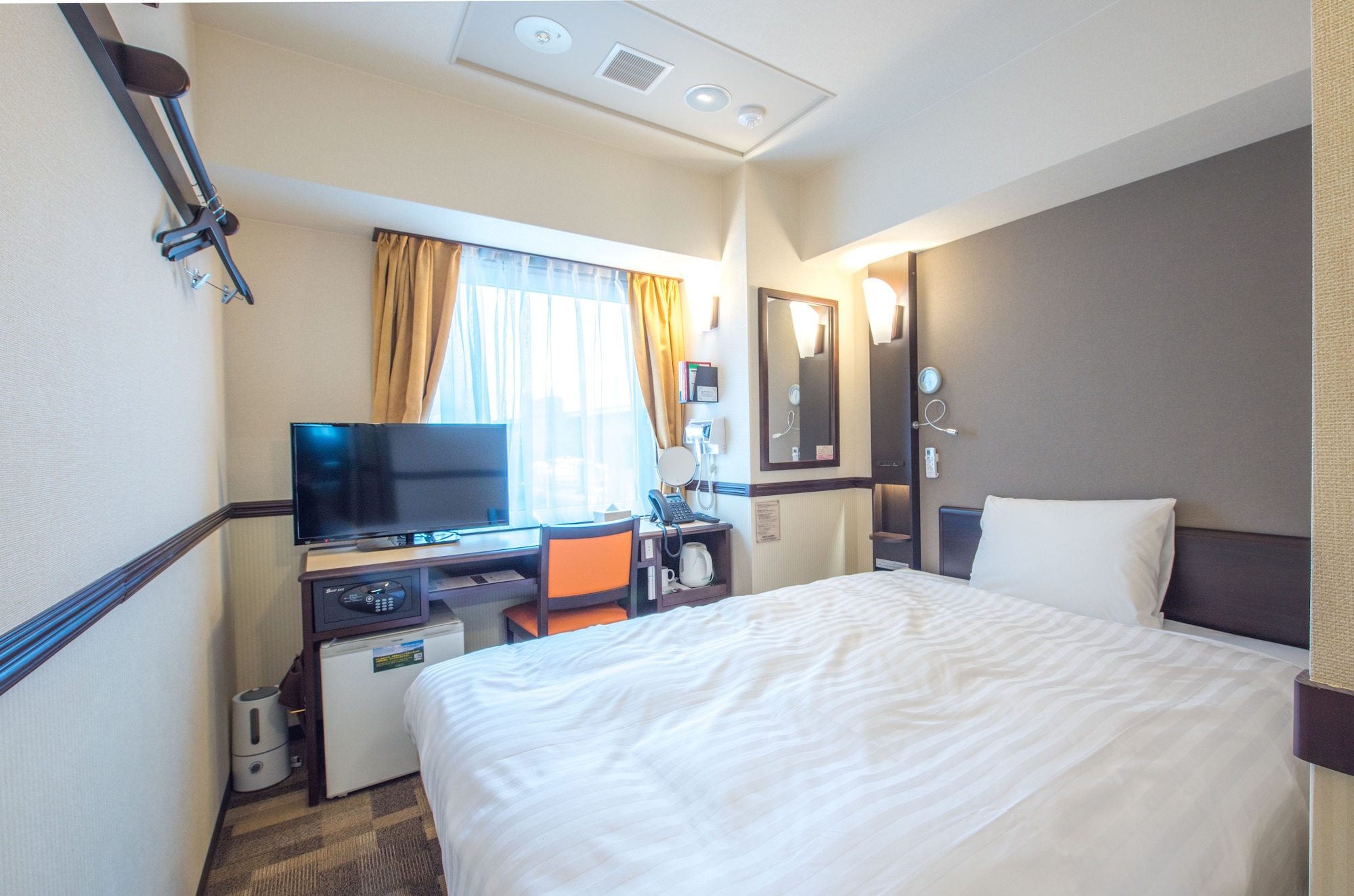 ROOM, SINGLE