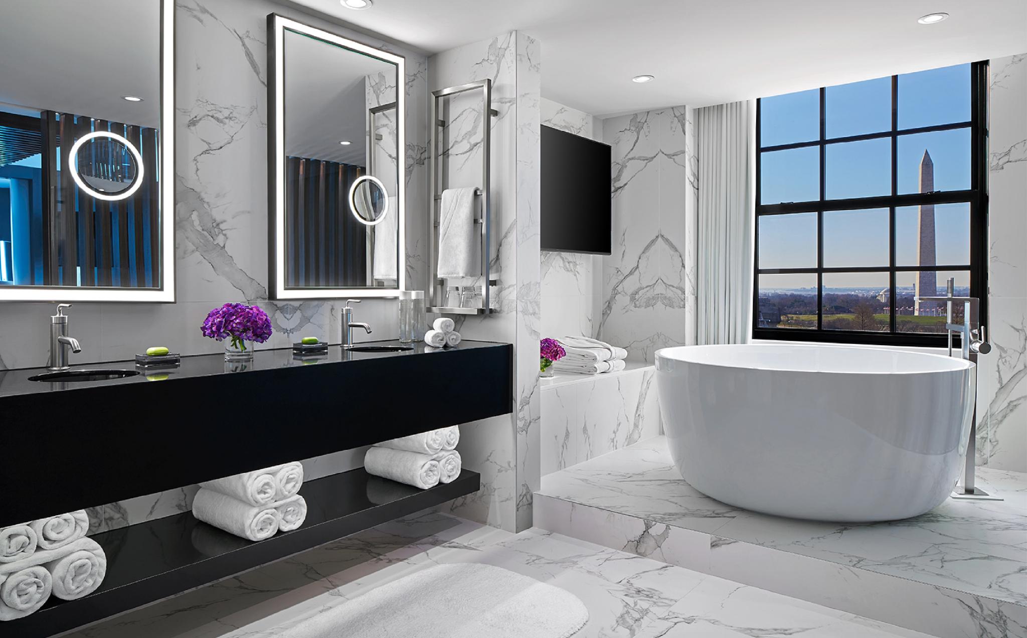 Suite, King Bed, Statue or Point View