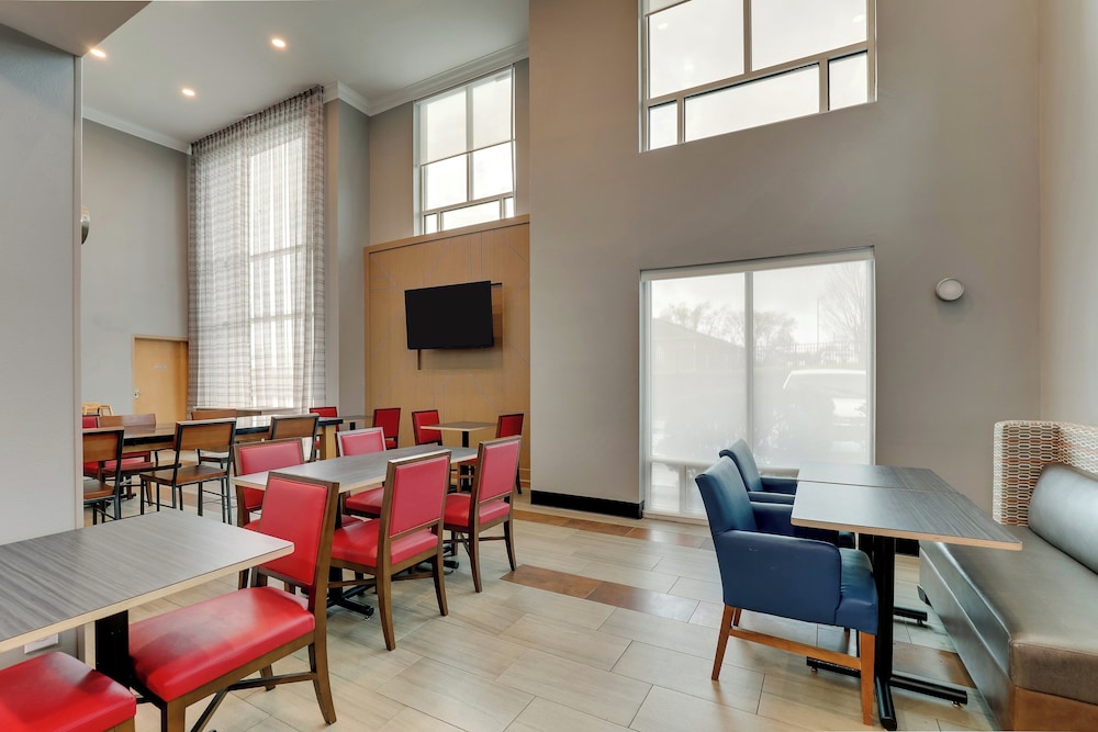 Holiday Inn Express Hotel Suites Richmond 56/67