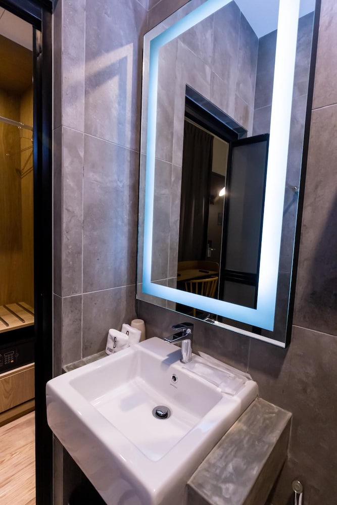 Brown Hotel 42/43