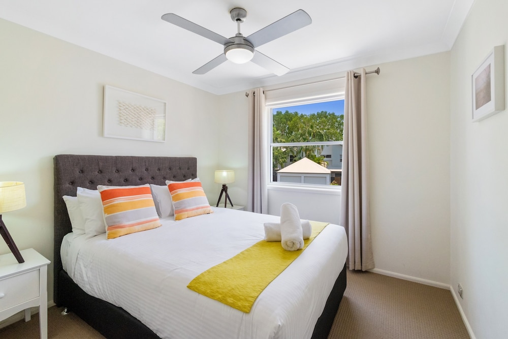 3 BEDROOMS, GARDEN SIDE