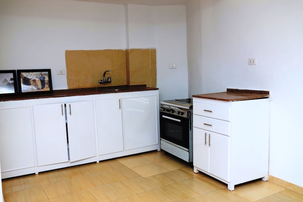 555 Studios & Flats 6/50