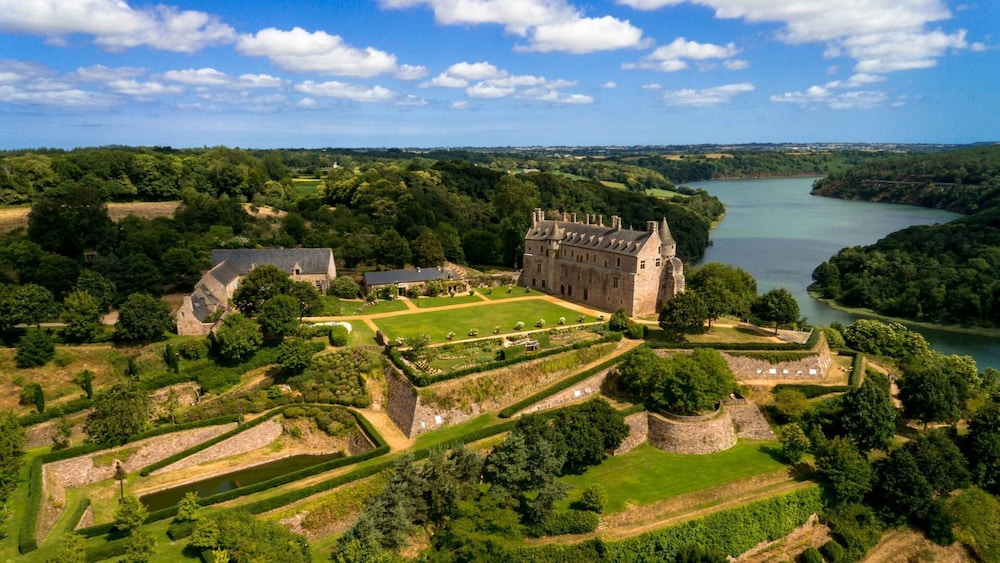 Chateau De Boisgelin 39/50