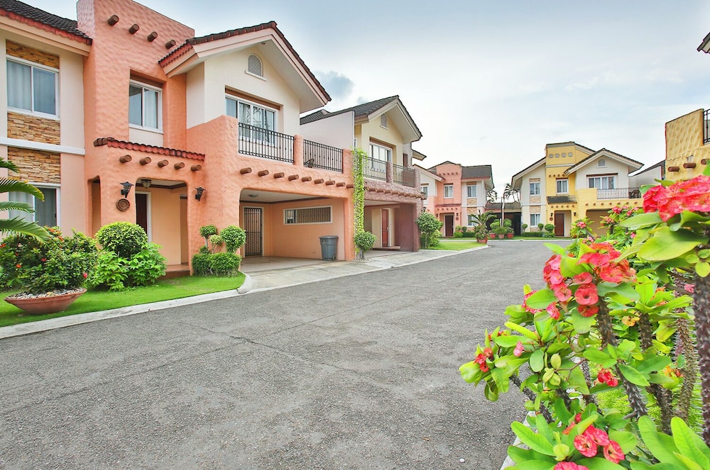 Crown Regency Suites Mactan 70/74