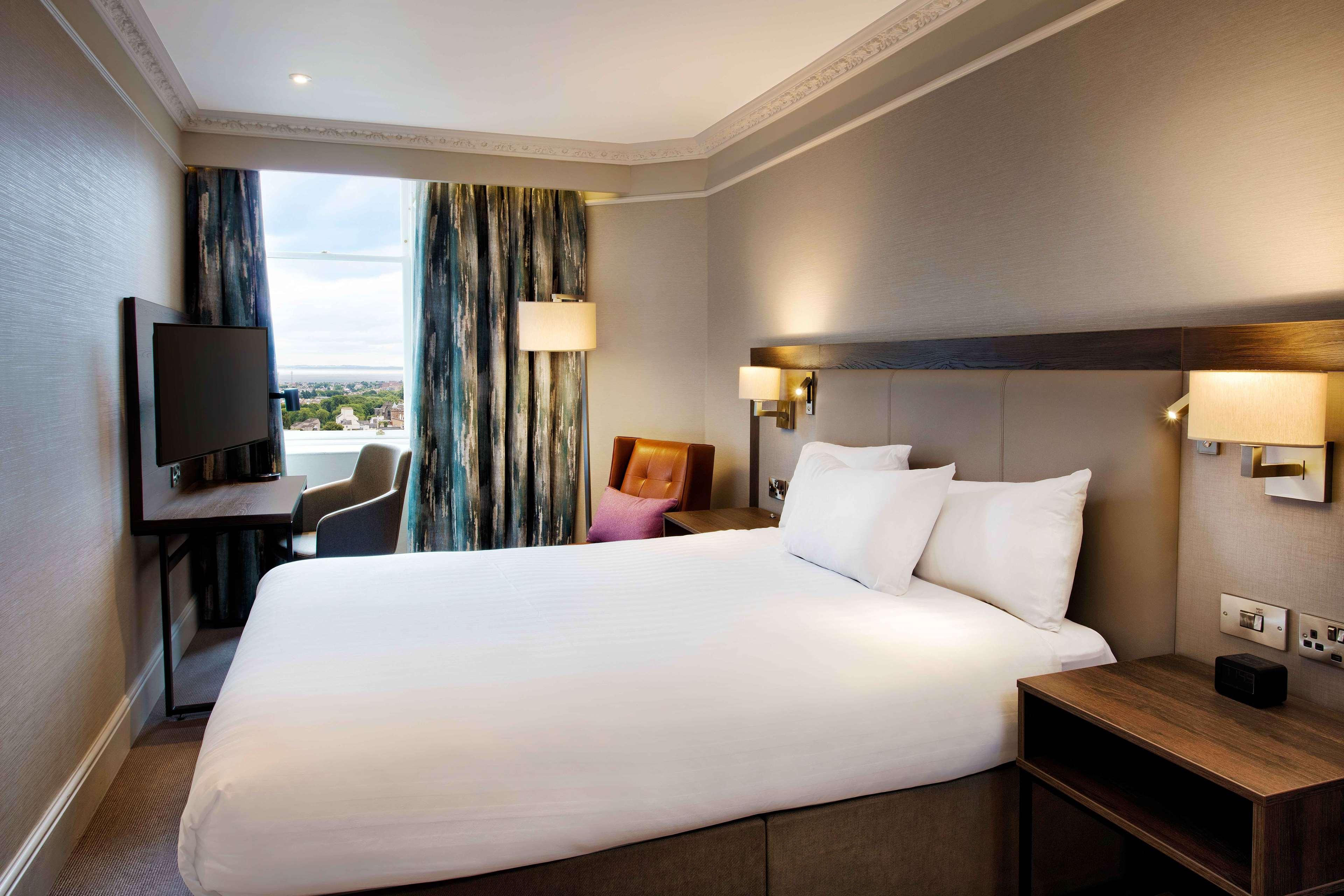 GUEST ROOM, QUEEN BED