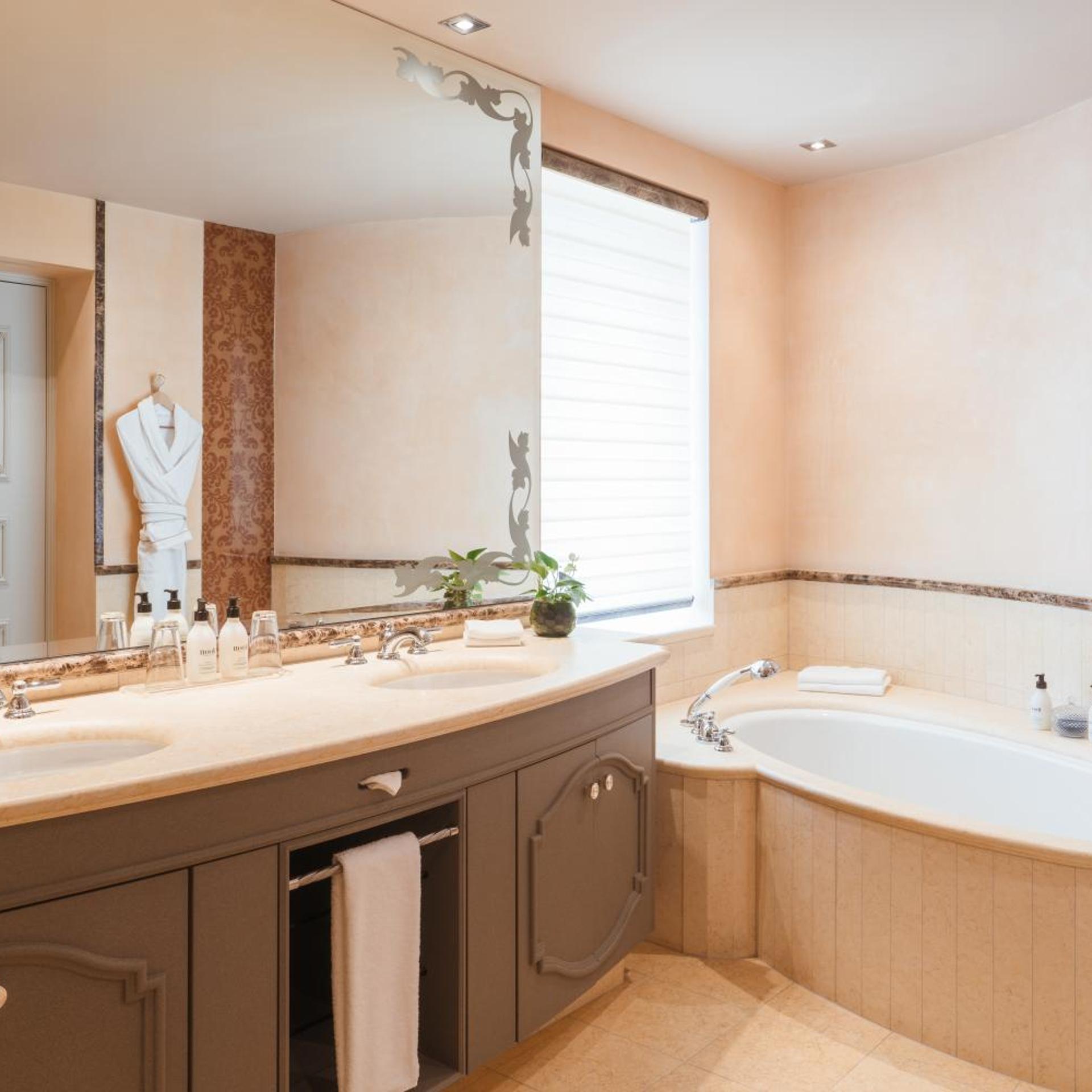 2 Bedrooms, Carlton, Suite, Lake View، Carlton Hotel St Moritz 2/5