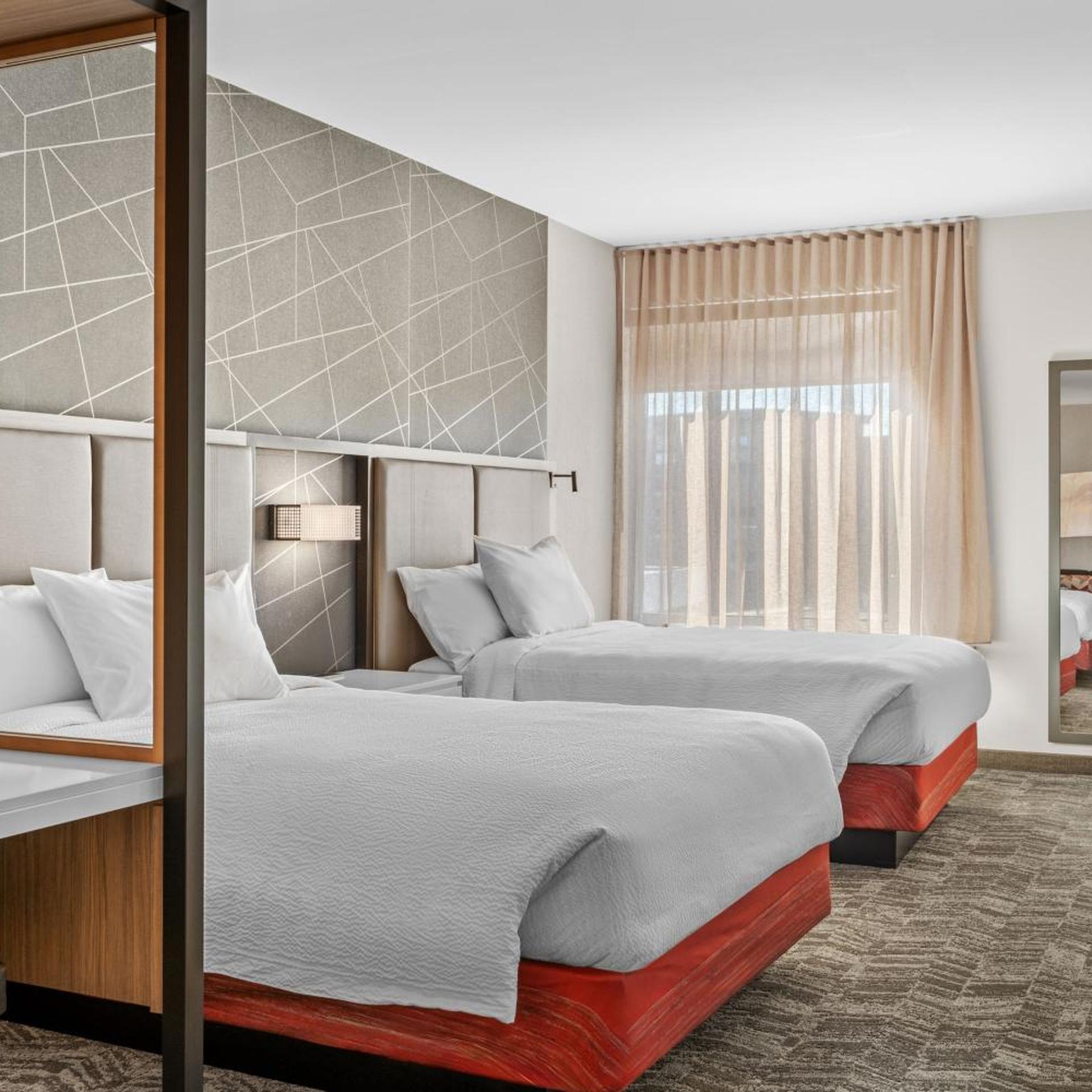 جناح بسريرين كوين مع سرير سحّاب إضافي مع أريكة لذوي الإعاقة