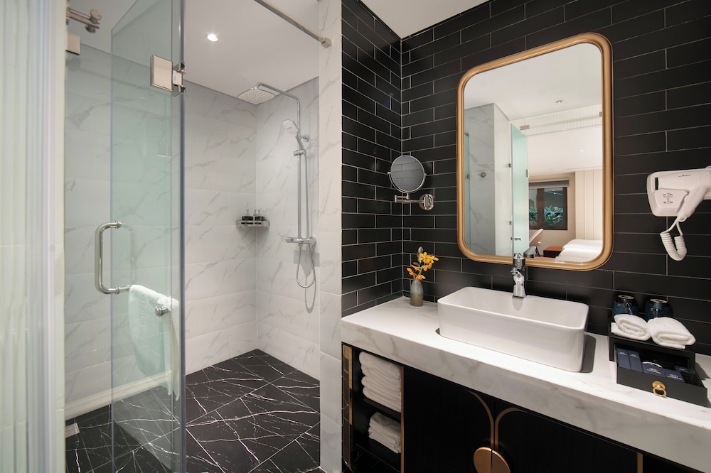 Le Premier Hotel & Rooftop Bar 50/50
