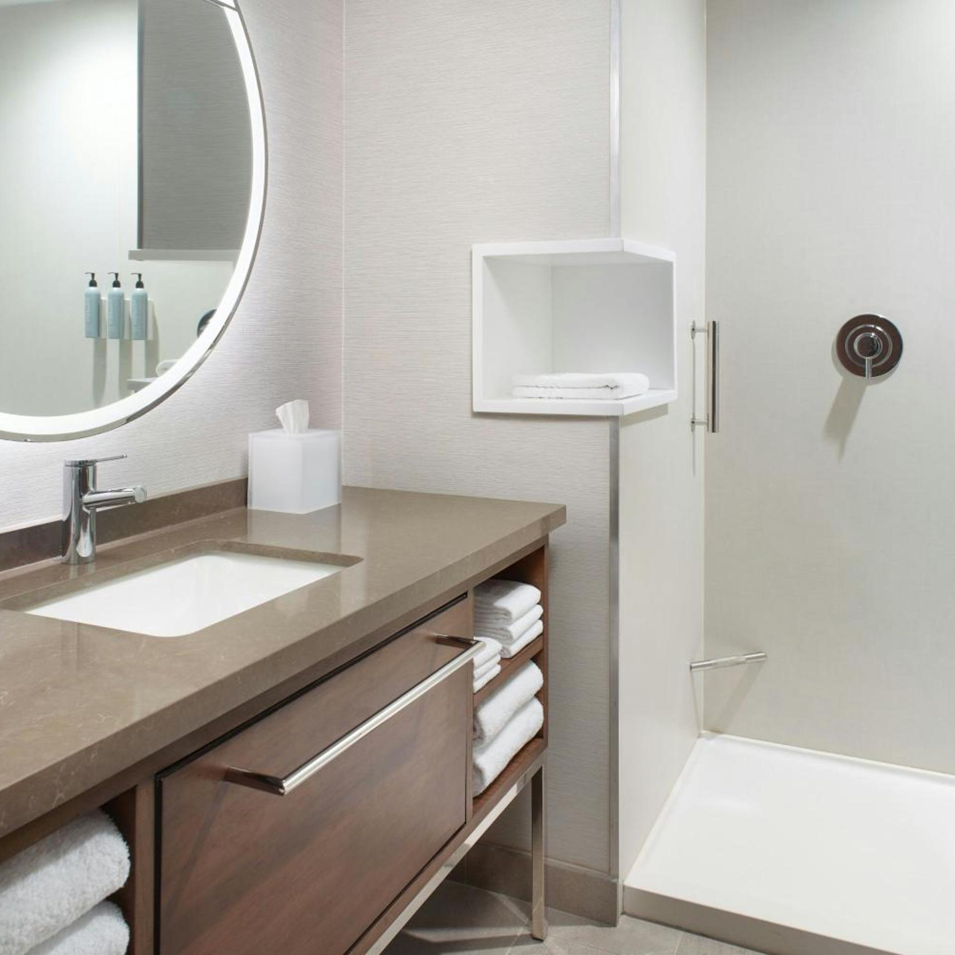 غرفة قياسية بسرير كينج لذوي الإعاقة، Courtyard BY Marriott Atlanta Covington 4/6