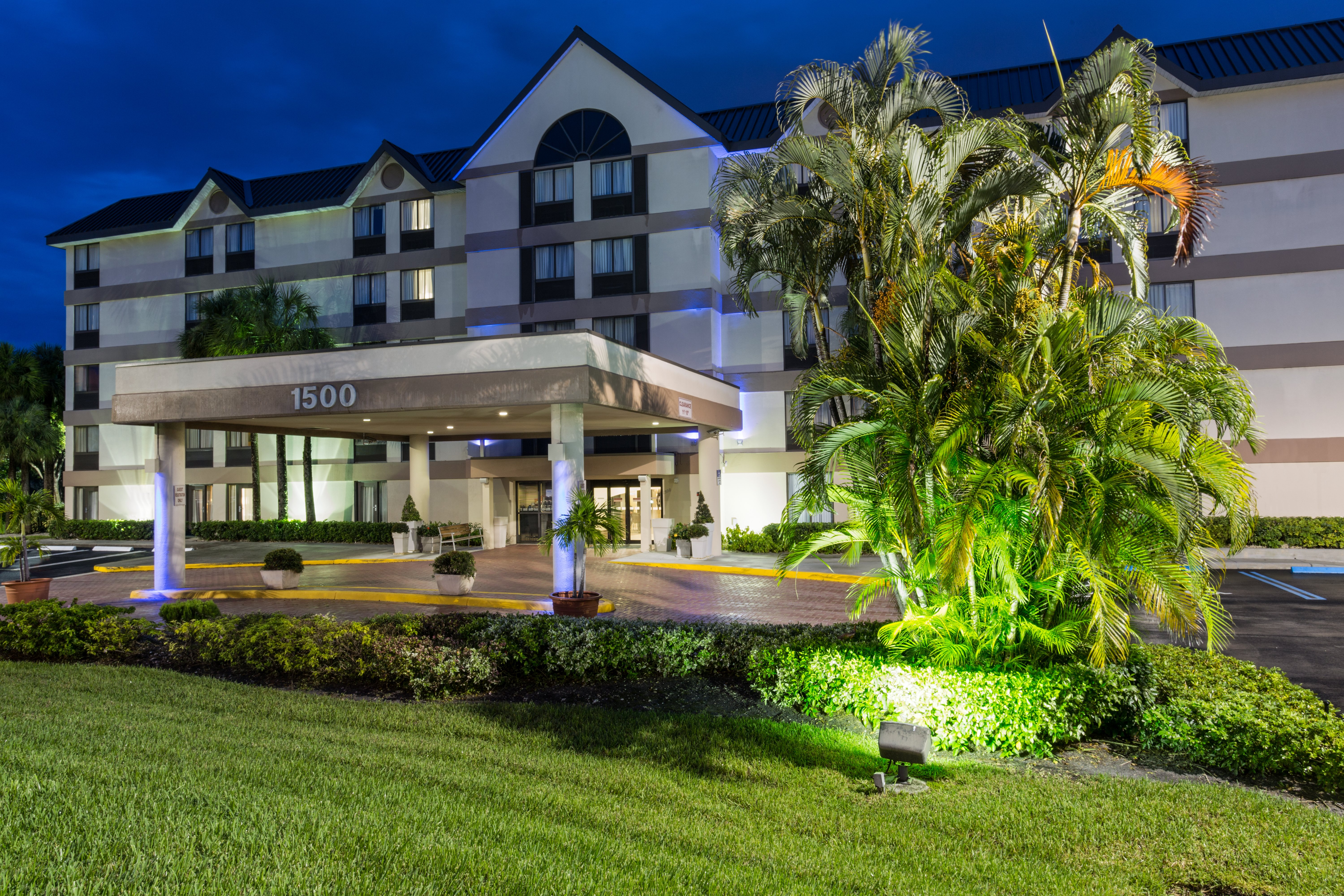 Holiday Inn Express Hotel Suites Ft Lauderdale N Exec Airport 70/76