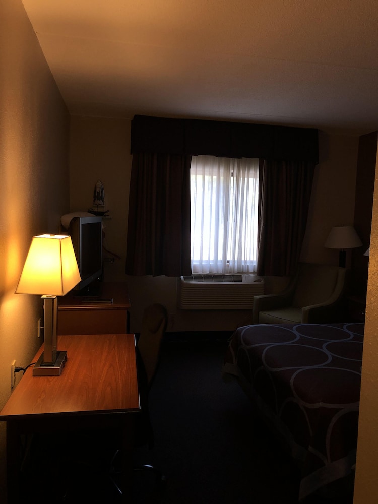 Super 8 By Wyndham Manchester Airport 21/35
