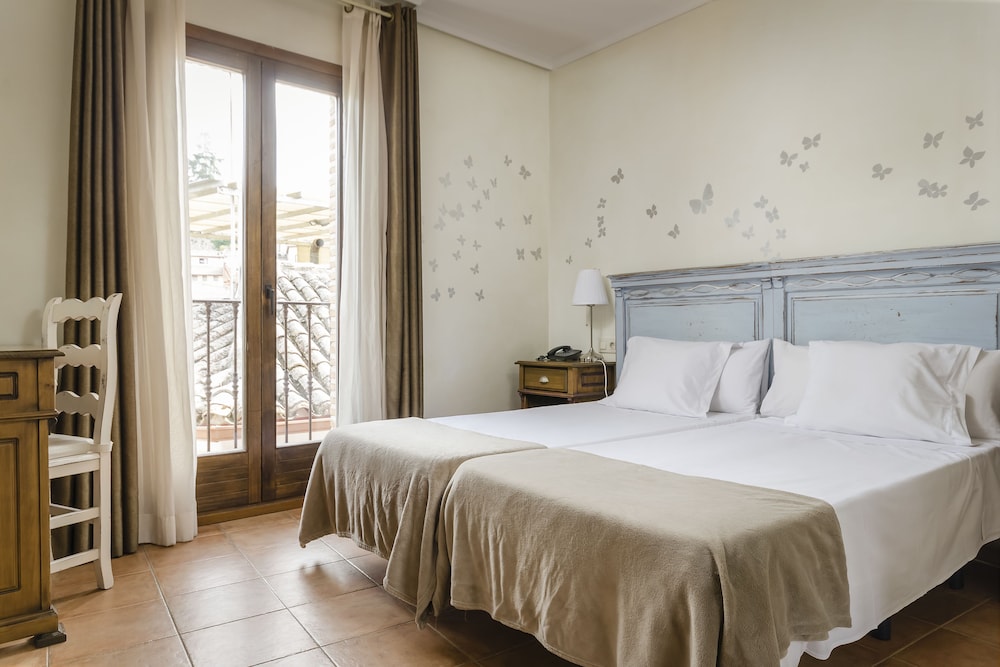 EL HOSTAL PUERTA BISAGRA. 25/60