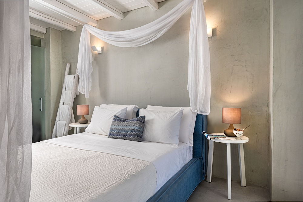 Mythical Blue Luxury Suites 8/50