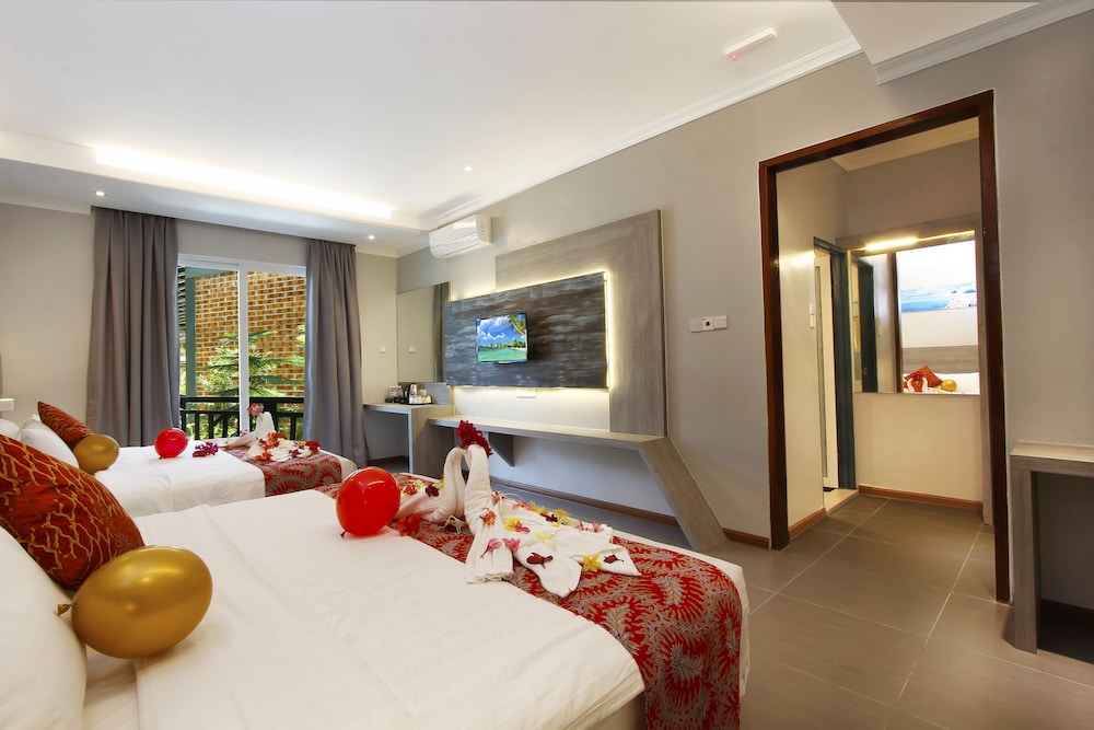 Family, 2 King Beds, Bathtub