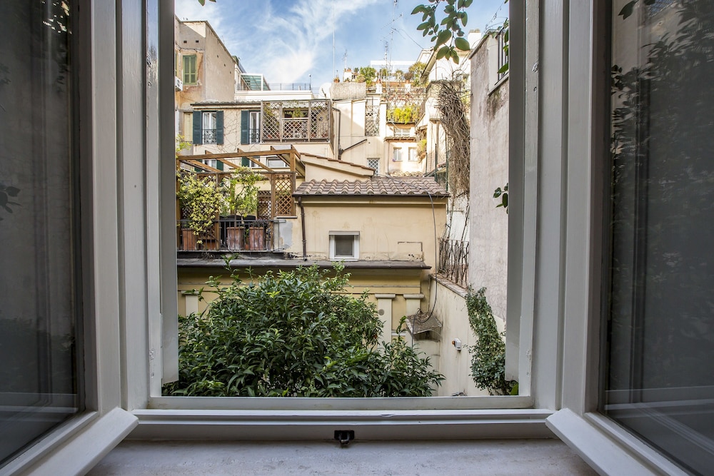 Trevi Contemporary Suite 2/42