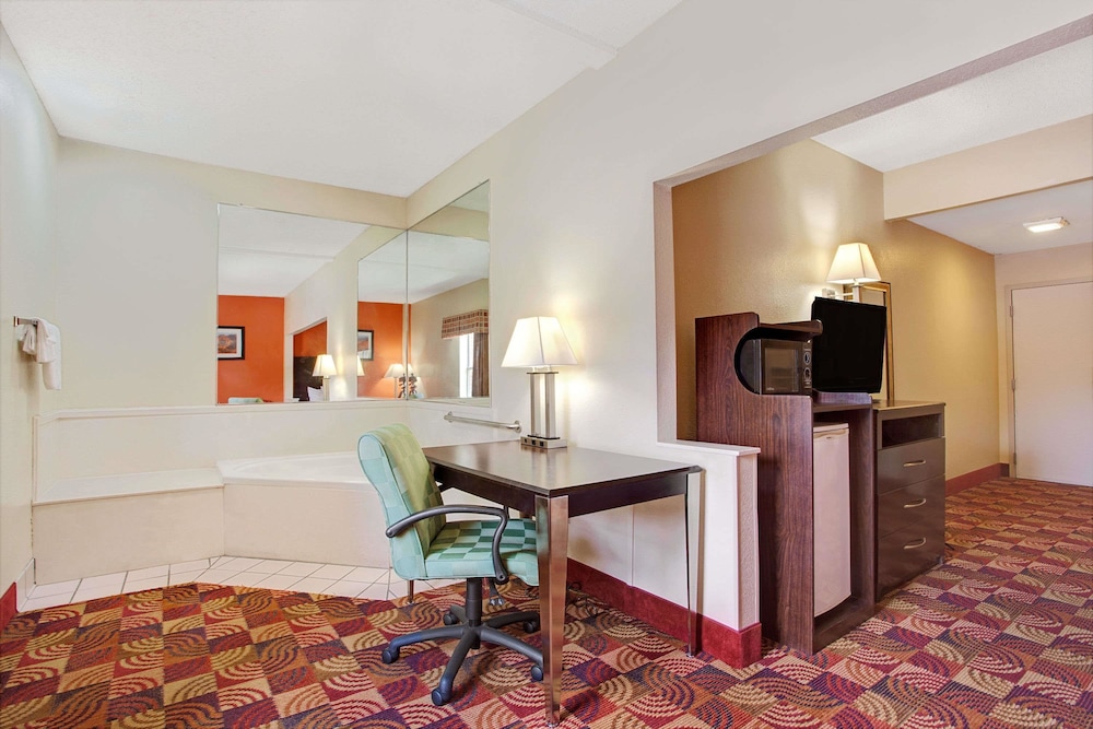 Days Inn Suites By Wyndham Ridgeland 25/32